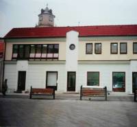 OBCHODNÝ PRIESTOR V CENTRE TRENČÍNA, 25 m2, poschodie - Obchodné priestory na Štúrovom námestí v Trenčíne s vežou v pozadí.