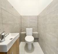 PRIESTORY, NA PRENÁJOM, CENTRUM TRENČÍN, ul. Jilemnického - Toaleta so sivými obkladmi a umývadlom v Kancelárii.