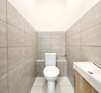 PRIESTORY, NA PRENÁJOM, CENTRUM TRENČÍN, ul. Jilemnického - Toaleta s umývadlom a sivým obkladom v interiéri kancelárií.