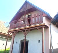 Predaj chaty a chalupy, Levice - Chata v Hontianskych Trsťanoch s dreveným balkónom a satelitnou anténou.