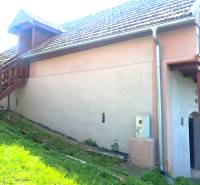 Predaj chaty a chalupy, Levice - Chata v Hontianskych Trsťanoch s vonkajším schodiskom, trávnikom a satelitnou parabolou.