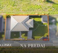 NA PREDAJ MODERNÝ 3-IZB. RD TYPU BUNGALOV V GABČÍKOVE - Rodinný dom v Gabčíkove, pohľad zhora na strechu a zelenú záhradu.