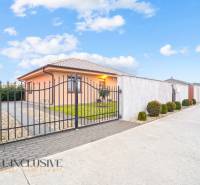NA PREDAJ MODERNÝ 3-IZB. RD TYPU BUNGALOV V GABČÍKOVE - Rodinný dom v Gabčíkove s kovanou bránou, upravenou záhradou a parkovacou plochou.