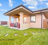 NA PREDAJ MODERNÝ 3-IZB. RD TYPU BUNGALOV V GABČÍKOVE - Rodinný dom v Gabčíkove so záhradou a vonkajším posedením na terase.