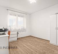 NA PREDAJ MODERNÝ 3-IZB. RD TYPU BUNGALOV V GABČÍKOVE - Izba v rodinnom dome so sektorovým nábytkom a podlahou s dreveným dekorom.