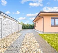 NA PREDAJ MODERNÝ 3-IZB. RD TYPU BUNGALOV V GABČÍKOVE - Rodinný dom v Gabčíkove so spevnenou príjazdovou cestou, kamenným plôtom a udržiavaným trávnikom.