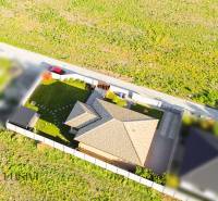 NA PREDAJ MODERNÝ 3-IZB. RD TYPU BUNGALOV V GABČÍKOVE - Rodinný dom v Gabčíkove s upravenou záhradou, parkovacím miestom a terasou.