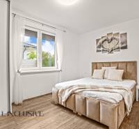 NA PREDAJ MODERNÝ 3-IZB. RD TYPU BUNGALOV V GABČÍKOVE - Spálňa so svetlým posteľným rámom, podlahou s dreveným dekorom a nástenným obrazom v rodinnom dome.