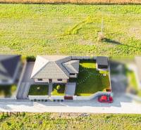 NA PREDAJ MODERNÝ 3-IZB. RD TYPU BUNGALOV V GABČÍKOVE - Rodinný dom v Gabčíkove s dvorom, garážou a upravenou záhradou.