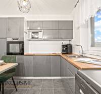 NA PREDAJ MODERNÝ 3-IZB. RD TYPU BUNGALOV V GABČÍKOVE - Kuchyňa s sivou linkou, vstavanou rúrou a mikrovlnkou v rodinnom dome.
