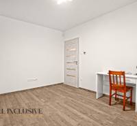 NA PREDAJ MODERNÝ 3-IZB. RD TYPU BUNGALOV V GABČÍKOVE - Interiér rodinného domu s pracovným stolom, stoličkou a podlahou s dreveným dekorom.