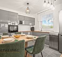 NA PREDAJ MODERNÝ 3-IZB. RD TYPU BUNGALOV V GABČÍKOVE - Moderná kuchyňa v rodinnom dome s dreveným dekorom stola a viacerými spotrebičmi.