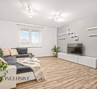 NA PREDAJ MODERNÝ 3-IZB. RD TYPU BUNGALOV V GABČÍKOVE - Obývačka v rodinnom dome s pohovkou, televízorom a podlahou s dreveným dekorom.