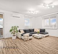 NA PREDAJ MODERNÝ 3-IZB. RD TYPU BUNGALOV V GABČÍKOVE - Obývačka v rodinnom dome s rohovou sedačkou a podlahou s dreveným dekorom.