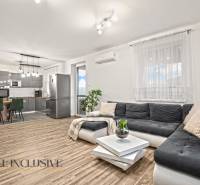 NA PREDAJ MODERNÝ 3-IZB. RD TYPU BUNGALOV V GABČÍKOVE - Obývacia izba s kuchyňou, podlaha s dreveným dekorom, priestor prepojený v rodinnom dome.