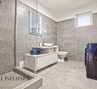 NA PREDAJ MODERNÝ 3-IZB. RD TYPU BUNGALOV V GABČÍKOVE - Kúpeľňa v rodinnom dome s dlaždicami, sprchou, práčkou a umývadlom.