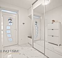 NA PREDAJ MODERNÝ 3-IZB. RD TYPU BUNGALOV V GABČÍKOVE - Interiér rodinného domu s bielymi skriňami, zrkadlom a podlahou s mramorovým dekorom.