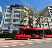 Obchodno- kancelársky priestor s výkladom na Nám. slobody - Električka na ulici Námestie slobody blízko obchodných priestorov a administratívnej budovy.