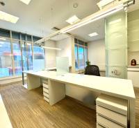 Obchodno- kancelársky priestor s výkladom na Nám. slobody - Kancelária na ulici Námestie slobody s presvetlenými obchodnými priestormi a moderným interiérom.