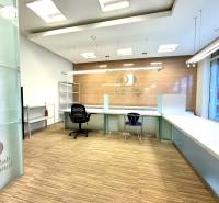 Obchodno- kancelársky priestor s výkladom na Nám. slobody - Moderné obchodné priestory na Námestí slobody, svetlý interiér a stolový priestor.