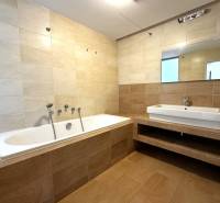 Na prenájom veľký 2- izb. byt na začiatku Koliby s terasou a wellness - Kúpeľňa v 2-izbovom byte s vaňou, umývadlom a zrkadlom v neutrálnej farebnej schéme.