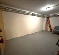 Na prenájom veľký 2- izb. byt na začiatku Koliby s terasou a wellness - Prázdna miestnosť s kreslom a ventiláciou v 2-izbovom byte.