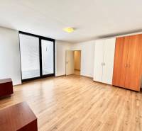 Na prenájom veľký 2- izb. byt na začiatku Koliby s terasou a wellness - Priestranná izba so skriňou a drevenou podlahou v 2-izbovom byte.