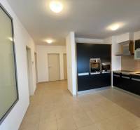 Na prenájom veľký 2- izb. byt na začiatku Koliby s terasou a wellness - Kuchyňa v 2-izbovom byte na ulici Tupého, s modernými spotrebičmi a čistým dizajnom.