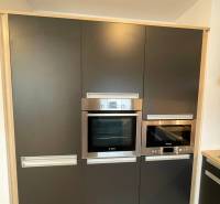 Na prenájom veľký 2- izb. byt na začiatku Koliby s terasou a wellness - Vstavaná kuchynská stena s rúrou na pečenie na ulici Tupého v 2-izbovom byte.