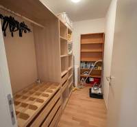 Na prenájom veľký 2- izb. byt na začiatku Koliby s terasou a wellness - Šatník s policami, vešiakmi a vysávačom na ulici Tupého, 2-izbový byt.