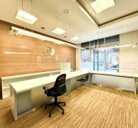 Obchodno- kancelársky priestor s výkladom na Nám. slobody - Svetlá kancelária na ulici Námestie slobody s moderným nábytkom a veľkými oknami.