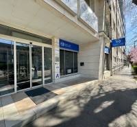 Obchodno- kancelársky priestor s výkladom na Nám. slobody - Vstup do budovy kancelárií pri ulici Námestie slobody s Diners Club International.