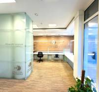 Obchodno- kancelársky priestor s výkladom na Nám. slobody - Kancelárie na Námestí slobody s moderným nábytkom a logom Diners Club International.