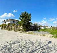 Stavebný pozemok v Bernolákove, Višňová ulica - Dom na ulici Višňová, vedľa je pozemok, vhodný na bývanie.