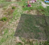 Stavebný pozemok v Bernolákove, Višňová ulica - Pozemky na ulici Višňová, ideálne pre bývanie, 700 m², prírodné prostredie.