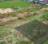 Stavebný pozemok v Bernolákove, Višňová ulica - Pozemok na ulici Višňová, ideálny pre bývanie, 700 m², pri stavbe domov.