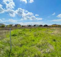Stavebný pozemok v Bernolákove, Višňová ulica - Trávnatý pozemok na ulici Višňová, ideálny na bývanie, ponúka pokojné prostredie.