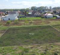 Stavebný pozemok v Bernolákove, Višňová ulica - Na ulici Višňová, pozemky na bývanie, 700 m² lokalita rodinných domov.