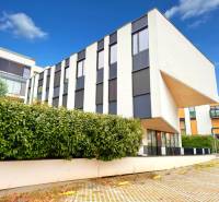 Budova s 8 apartmánmi alebo medicínske centrum, 9 park. miest- Koliba - Budova na ulici Na varte, vhodná pre obchodné priestory, s modernou architektúrou.