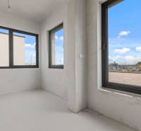 Nadštandardná 4- izbová terasová vila na Kolibe s krásnym výhľadom - Pohľad cez veľké sklené okná ponúka výhľad na mesto a Rodinný dom.