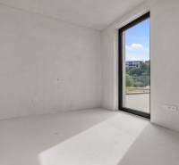 Nadštandardná 4- izbová terasová vila na Kolibe s krásnym výhľadom - Interiér izby s veľkým oknom, výhľadom do záhrady, na stene je ozdoba.