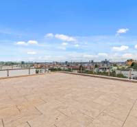 Nadštandardná 4- izbová terasová vila na Kolibe s krásnym výhľadom - Na obrázku terasa s kamennou dlažbou, výhľad na panorámu mesta.