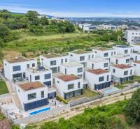 Nadštandardná 4- izbová terasová vila na Kolibe s krásnym výhľadom - Modulárne domy na ulici Svätovavrinecká, v obkolesení zelene a moderných štvrtí.