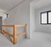 Nadštandardná 4- izbová terasová vila na Kolibe s krásnym výhľadom - Neukončený interiér rodinného domu s výťahom a jednoduchým schodiskom na ulici Svätovavrinecká.