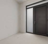 Nadštandardná 4- izbová terasová vila na Kolibe s krásnym výhľadom - Vstupný priestor s čiernymi dverami v rodinnom dome na ulici Svätovavrinecká.