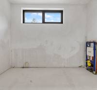 Nadštandardná 4- izbová terasová vila na Kolibe s krásnym výhľadom - Prázdna miestnosť s matným oknom a prípravou na inštaláciu toalety.