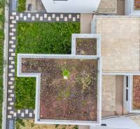 Nadštandardná 4- izbová terasová vila na Kolibe s krásnym výhľadom - Pohľad zhora: zelené strechy a chodníky, lokalita na ulici Svätovavrinecká, rodinný dom.