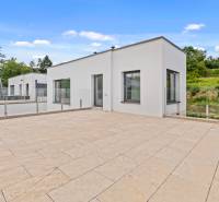 Nadštandardná 4- izbová terasová vila na Kolibe s krásnym výhľadom - Rodinný dom s terasou na Svätovavrineckej, sklenené zábradlie, príroda v pozadí.