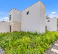 Nadštandardná 4- izbová terasová vila na Kolibe s krásnym výhľadom - Na obrázku je biela budova, obklopená zeleňou na ulici Svätovavrinecká. Rodinný dom.