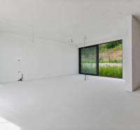 Nadštandardná 4- izbová terasová vila na Kolibe s krásnym výhľadom - Svetlý nedokončený interiér rodinného domu s veľkými oknami na ulici Svätovavrinecká.